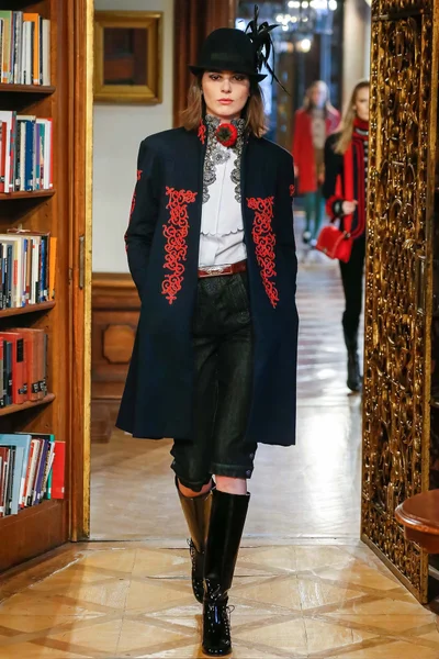 Look 10